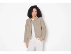 Chaqueta de mujer, en estilo utilitario de tendencia.