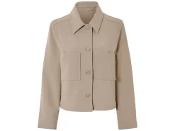Chaqueta de mujer, en estilo utilitario de tendencia.