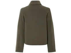 Chaqueta de mujer, en estilo utilitario de tendencia.