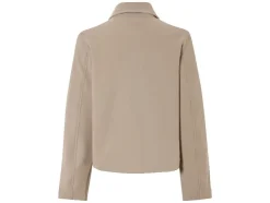 Chaqueta de mujer, en estilo utilitario de tendencia.