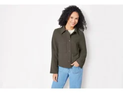 Chaqueta de mujer, en estilo utilitario de tendencia.