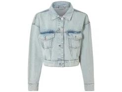 Chaqueta vaquera de mujer, con hombros caídos de moda.