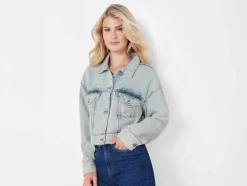Chaqueta vaquera de mujer, con hombros caídos de moda.