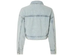 Chaqueta vaquera de mujer, con hombros caídos de moda.