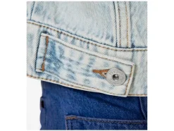 Chaqueta vaquera de mujer, con hombros caídos de moda.