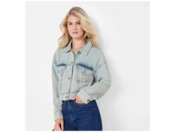 Chaqueta vaquera de mujer, con hombros caídos de moda.
