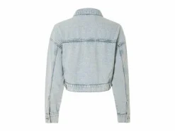 Chaqueta vaquera de mujer, con hombros caídos de moda.