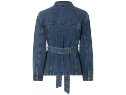 Chaqueta vaquera de mujer, con hombros caídos de moda.