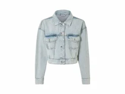 Chaqueta vaquera de mujer, con hombros caídos de moda.