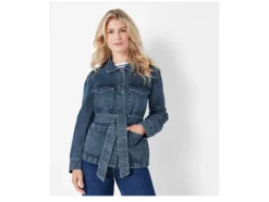 Chaqueta vaquera de mujer, con hombros caídos de moda.