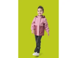 Chqueta softshell para niños con cambio de color bajo la lluvia.