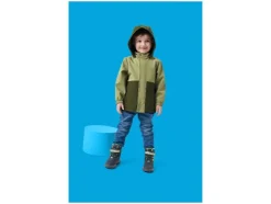 Chqueta softshell para niños con cambio de color bajo la lluvia.