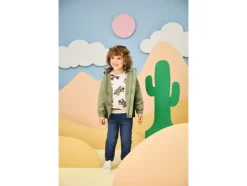 Chqueta softshell para niños con cambio de color bajo la lluvia.