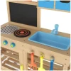 Cocina de barro de madera con techo