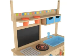 Cocina de barro de madera con techo