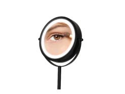 Espejo de maquillaje con iluminación.
