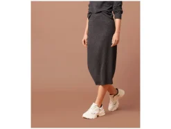 Falda midi de mujer de calidad de punto suave y agradable.