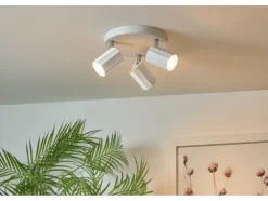 Foco de techo / Foco en carril, con 3 focos orientables y giratorios.