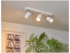 Foco de techo / Foco en carril, con 3 focos orientables y giratorios.