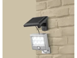 Foco solar LED con detector de movimiento.