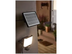 Foco solar LED con sensor de movimiento.