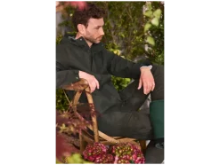 Gabardina de lluvia para hombre, con tejido exterior repelente al agua.