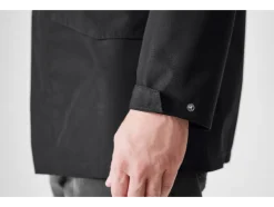 Gabardina de lluvia para hombre, con tejido exterior repelente al agua.