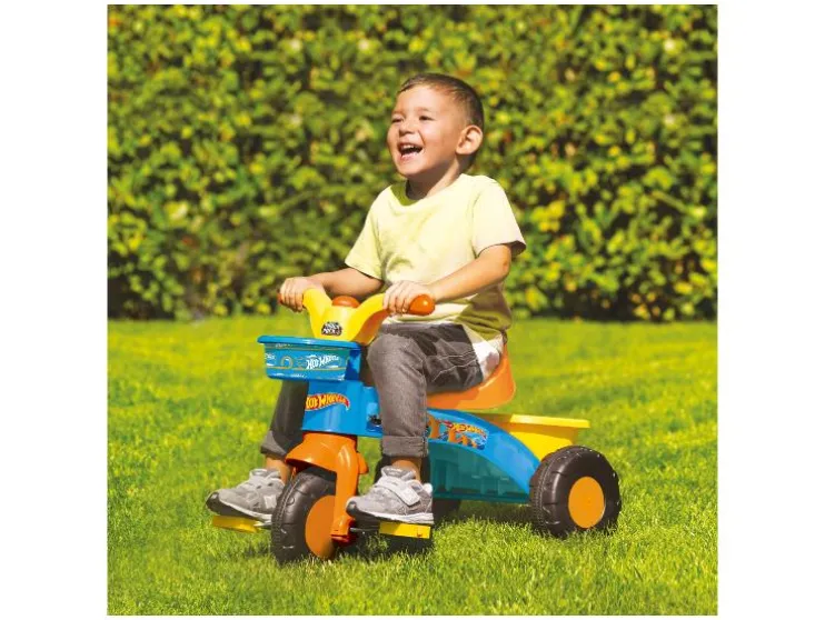 Hot Wheels Triciclo, con bocina integrada.