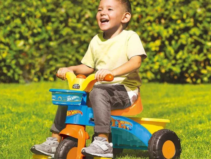 Hot Wheels Triciclo, con bocina integrada.
