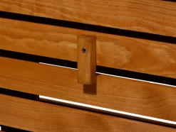 Huerto urbano »Rolla«, de madera de pino, con compartimento de almacenaje.