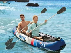 Kayak de nailon, sistema de 3 cámaras de aire, con 2 remos dobles.