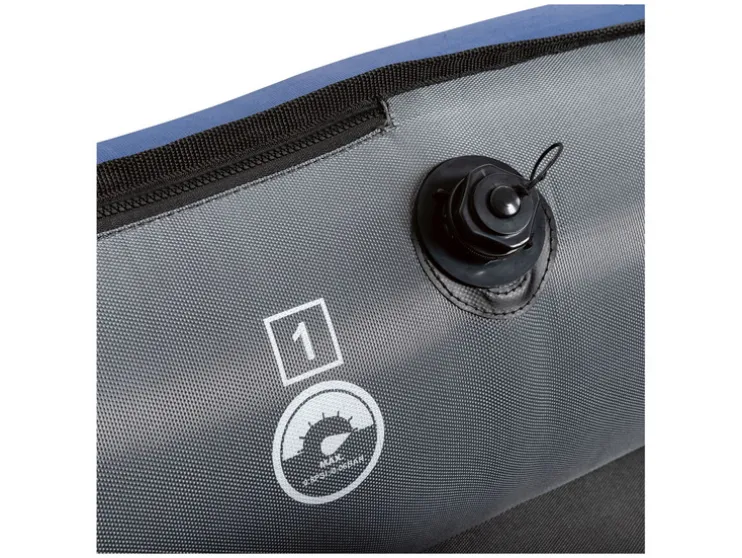 Kayak de nailon, sistema de 3 cámaras de aire, con 2 remos dobles.