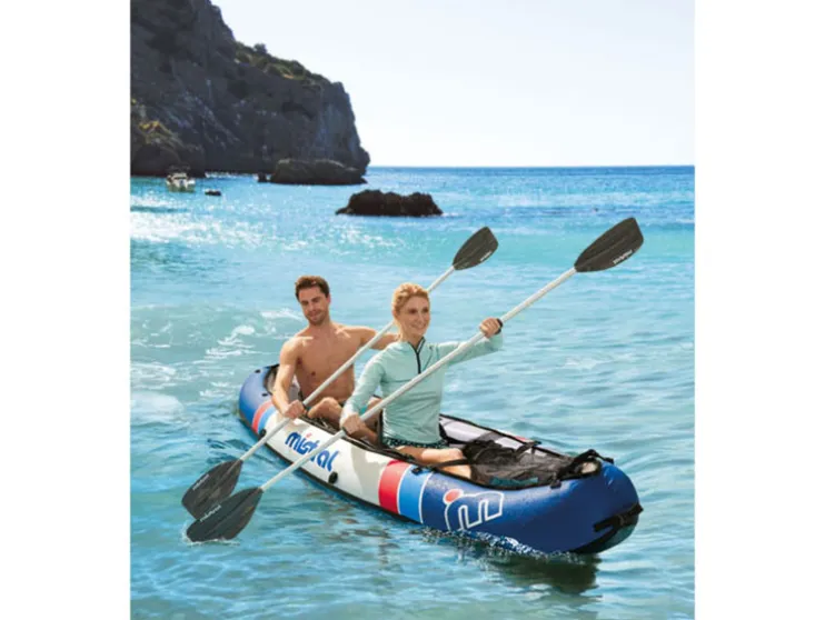 Kayak de nailon, sistema de 3 cámaras de aire, con 2 remos dobles.