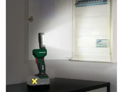Lámpara de mano LED recargable de 20V »PLHLA 20 Li A1« y lámpara de mano LED recargable de 20V »PLHLA 20-Li C1«, sin batería ni cargador.