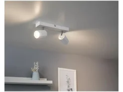 Lámpara de pared/techo, focos orientables e inclinables.
