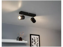 Lámpara de pared/techo, focos orientables e inclinables.