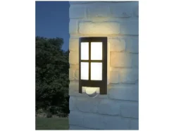 Lámpara LED de exterior, con luz blanco cálido.