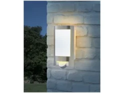 Lámpara LED de exterior, con luz blanco cálido.