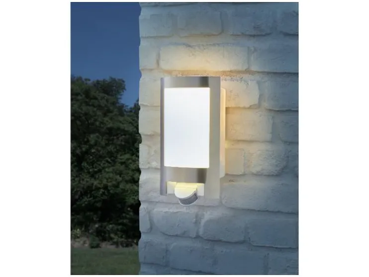 Lámpara LED de exterior, con luz blanco cálido.