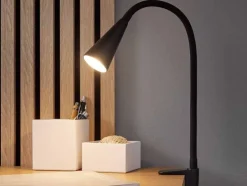 Lámpara LED de pinza, con cuello de metal flexible.