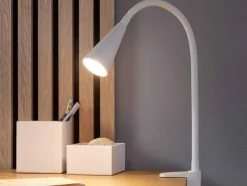 Lámpara LED de pinza, con cuello de metal flexible.
