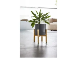 Maceta con soporte de cerámica esmaltada.