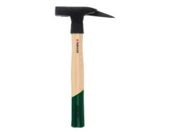 Martillo, con mango de madera.