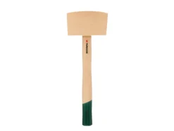 Martillo, con mango de madera.