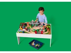 Mesa de juegos con tren de madera
