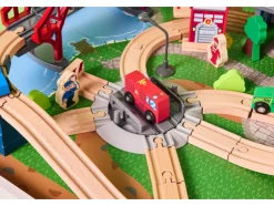 Mesa de juegos con tren de madera