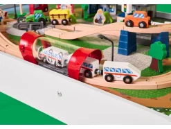 Mesa de juegos con tren de madera