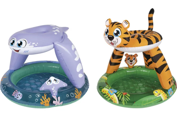 Piscina infantil hinchable, con suelo acolchado.