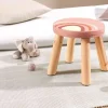 Taburete infantil con almacenamiento y patas de madera.