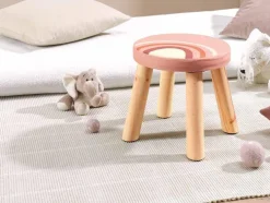 Taburete infantil con almacenamiento y patas de madera.